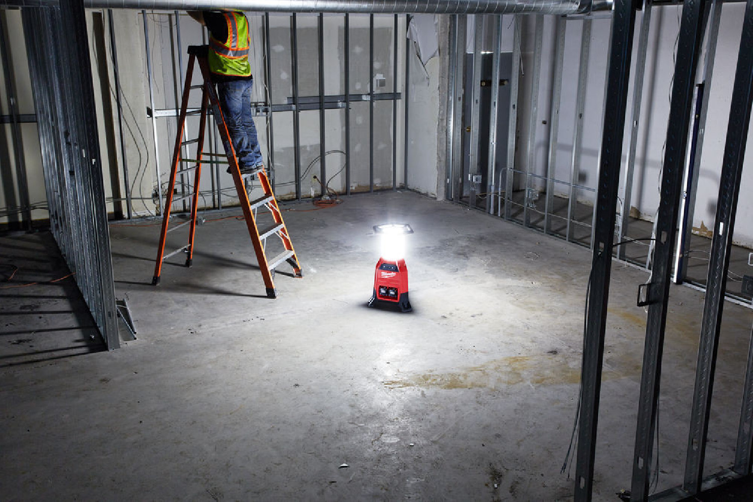 M18™ ONE-KEY™ Lampa strefowa z ładowarką M18 ONESLDP-0